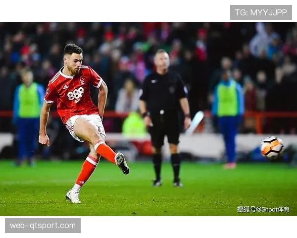 关键时刻:沙尔克04门将扑出点球后,快速手抛球发动反击