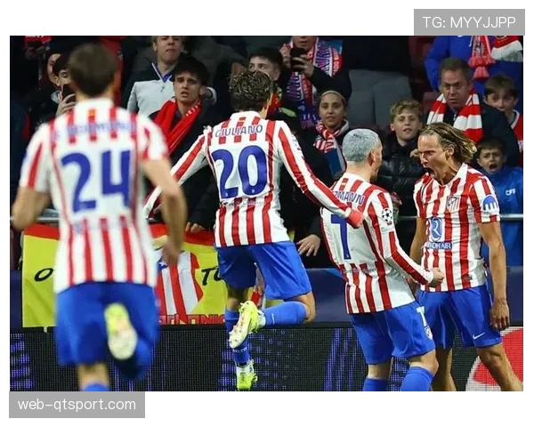 特写：终场哨响，马竞主帅西蒙尼与助教激烈讨论本场防守站位